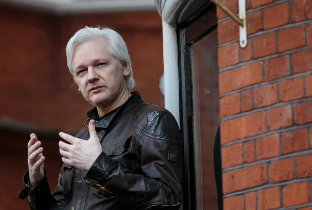 24 ore per julian assange