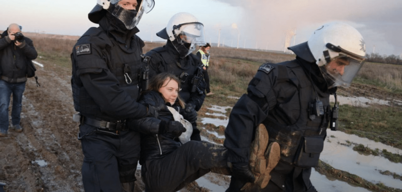 greta thunberg in braccio alla polizia finto arresto